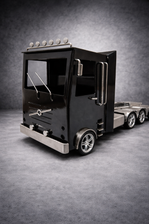 Camião miniatura em aço inox para decoração temática vínica