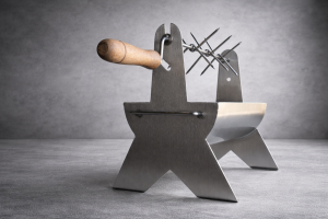 Assador manual em aço inox para preparação de carnes com sistema rotativo e manivela em madeira